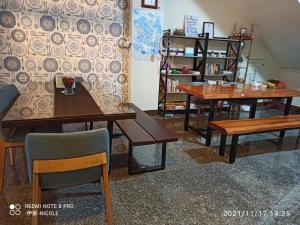 une salle à manger avec des tables et des chaises en bois dans l'établissement 伊家民宿Yi home 志航路一段398號, à Taïtung