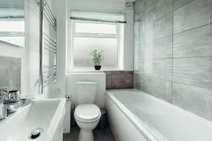 A bathroom at Arlan Apartments Comfort and Ease, Hinckley