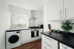 A kitchen or kitchenette at Arlan Apartments Comfort and Ease, Hinckley