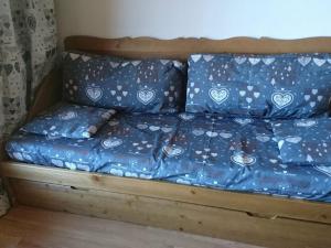 a bed with blue comforter and pillows on it at Appartement Valloire, 2 pièces, 4 personnes - FR-1-263-399 in Valloire