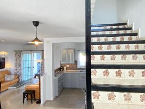 Kuchyňa alebo kuchynka v ubytovaní Casa Lovisa Private Pool Casasol