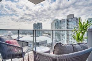 Gallery image of Beautiful Bright Modern Condo with Water view and AC in DT Vancouver 2BR,3BD,2BT sleeps 6 guests Free parking Netflix Included in Vancouver
