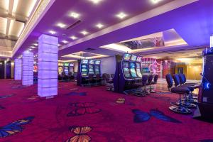 uma sala com várias máquinas de jogos de vídeo num casino em Grand Hotel Plovdiv em Plovdiv