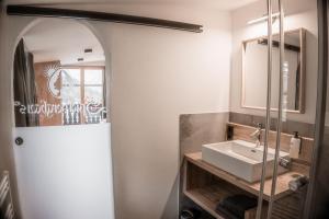 uma casa de banho com um lavatório e um espelho em Spielberghaus em Saalbach-Hinterglemm