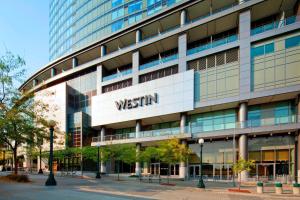 um edifício com as palavras westin sobre ele em The Westin Bellevue em Bellevue