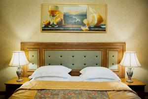Кровать или кровати в номере Арт-отель "Украина"