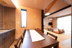 una cucina e una sala da pranzo con tavolo e sedie di スタジオーネ 箱根強羅 East - Stagione Hakone Gora East a Hakone