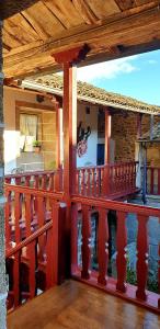 balcón de una casa con barandilla roja en Casa do Pacio Sabadelle, en Lugo