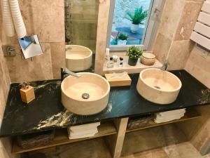 ein Badezimmer mit zwei Waschbecken und einem Spiegel in der Unterkunft Maison de Roche-Uzès Centre Historique L' Ucetia in Uzès + 25 Fotos