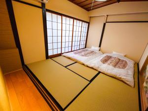 una piccola camera con due letti di 柏 花小七 Haku Flowers Seven a Kyoto