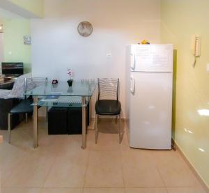 A kitchen or kitchenette at Sundays Family House/Studio