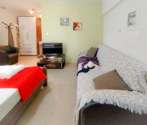 A bed or beds in a room at Sundays Family House/Studio