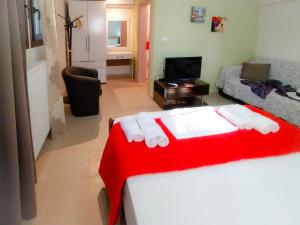 A bed or beds in a room at Sundays Family House/Studio