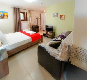 A bed or beds in a room at Sundays Family House/Studio