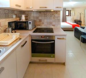 A kitchen or kitchenette at Sundays Family House/Studio