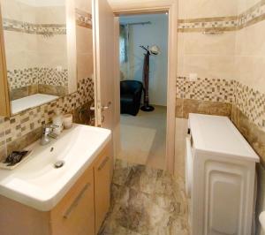 A bathroom at Sundays Family House/Studio