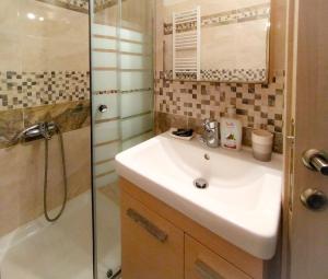 A bathroom at Sundays Family House/Studio