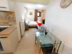 A kitchen or kitchenette at Sundays Family House/Studio