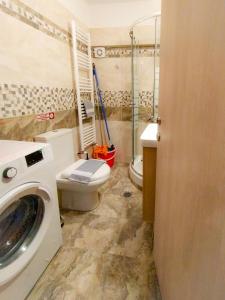 A bathroom at Sundays Family House/Studio