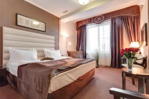 Tempat tidur dalam kamar di Mozart Hotel