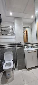 uma casa de banho com um WC e um lavatório em SuperAppart KENITRA em Kenitra