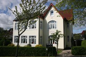 Casa blanca con techo rojo en Pension Hilligenlei Zi 04 DZ, en Wyk auf Föhr
