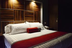 a bedroom with a large bed with wooden walls at Hotel Block Suites in Mexico City