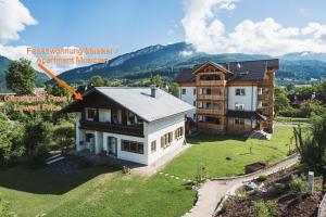 eine Luftansicht eines Hauses mit einem Berg im Hintergrund in der Unterkunft Ferienwohnungen Villa Salzweg in Bad Goisern
