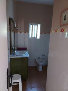 y baño con lavabo y aseo. en Villa Alcor, en Beas