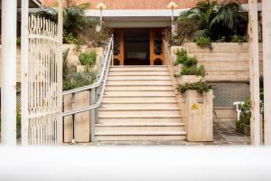 eine Treppe vor einem Gebäude in der Unterkunft Dea Casa Vacanze in Salerno