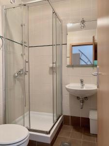 łazienka z prysznicem, toaletą i umywalką w obiekcie Apartments Happy Stay Center Baska w Bašce +37 zdjęć