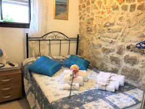 a bedroom with a bed with towels on it at Il Giardino Degli Angeli in Presicce