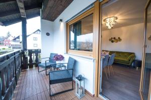 Zimmer mit einem Balkon mit Tisch und Stühlen in der Unterkunft Ferienwohnungen Hopfen und Malz in Fichtelberg