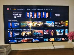 ekran telewizyjny z zestawem filmów w obiekcie Apartamento Aliaga w Murcji