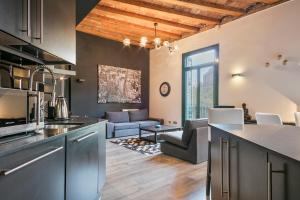 cocina abierta y sala de estar con sofá en Midtown Luxury Apartments by Sweet Inn, en Barcelona