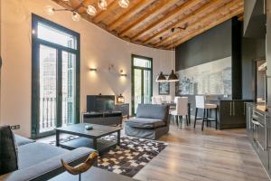 ein Wohnzimmer mit Sofa und Tisch in der Unterkunft Midtown Luxury Apartments by Sweett in Barcelona