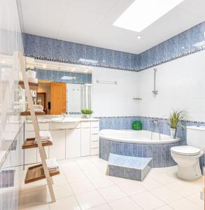 Koupelna v ubytování S46-CASA de VACACIONES CLIMATIZADA con PISCINA, en el CENTRO junto AL MAR, BARBACOA y WIIFI