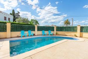 Bazén v ubytování S46-CASA de VACACIONES CLIMATIZADA con PISCINA, en el CENTRO junto AL MAR, BARBACOA y WIIFI nebo v jeho okolí