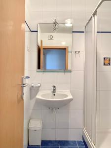 biała łazienka z umywalką i toaletą w obiekcie Apartments Happy Stay Center Baska w Bašce