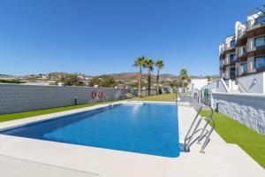 Bazén v ubytování Marinsa Beach, 1 bedroom with seaview nebo v jeho okolí