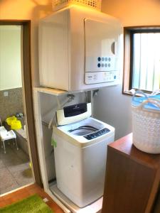 uma pequena cozinha com um fogão e um frigorífico em YADO OMIYA / Vacation STAY 45672 em Kamogawa
