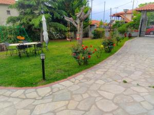 A garden outside Sundays Family House/Studio