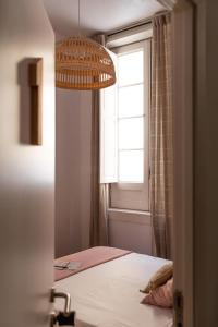 1 dormitorio con cama y ventana en Mapango Small Rooms en Santa Cruz de Tenerife