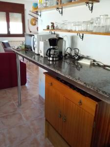 una cocina con encimera y cafetera. en Loft Castelló, en Castelló de Farfaña