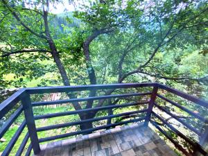 a balcony with a view of the trees at Під Магурою in Vorokhta