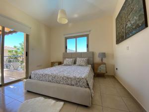 Postel nebo postele na pokoji v ubytování Luxury Villa Phaedra + 16 fotografií