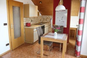 Η κουζίνα ή μικρή κουζίνα στο Ferienwohnung Karch