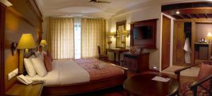 マドゥライにあるJC Residency Maduraiのベッドとテレビがあるホテルの部屋 +17枚の写真