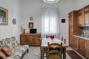 ein Wohnzimmer mit einem Tisch und einem Sofa in der Unterkunft Sentirsi a casa, lontano da casa-feel at home away from home in Caronno Pertusella