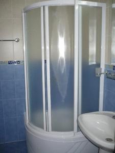 ブラショヴにあるSuri Guesthouseのシャワーと洗面台付きのバスルーム